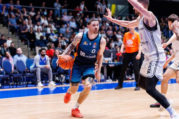 easycredit BBL, Frankfurt Skyliners - BMA365 Bamberg Baskets, 08.03.2026 Logan Johnson (Frankfurt Skyliners, 0) gegen Daniel Keppeler (BMA365 Bamberg Baskets, 31) Spiel der easycredit BBL Frankfurt Skyliners - BMA365 Bamberg Baskets; am 23. Spieltag der Saison 25 26 in der Süwag Energie ARENA am 08.03.2026 Copyright: xBEAUTIFULxSPORTS Hahnex