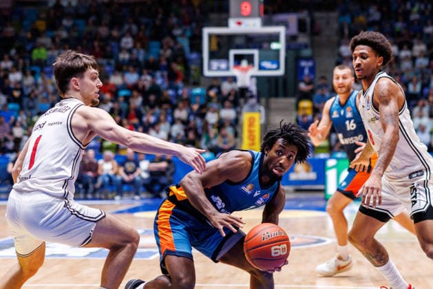 easycredit BBL, Frankfurt Skyliners - BMA365 Bamberg Baskets, 08.03.2026 Isaiah Swope (Frankfurt Skyliners, 1) mit Ball gegen Richard Balint (BMA365 Bamberg Baskets, 11) Spiel der easycredit BBL Frankfurt Skyliners - BMA365 Bamberg Baskets; am 23. Spieltag der Saison 25 26 in der Süwag Energie ARENA am 08.03.2026 Copyright: xBEAUTIFULxSPORTS Hahnex