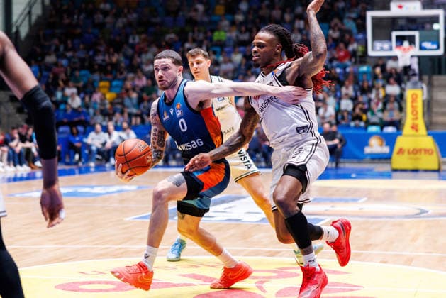 easycredit BBL, Frankfurt Skyliners - BMA365 Bamberg Baskets, 08.03.2026 Logan Johnson (Frankfurt Skyliners, 0) mit Ball gegen Cobe Williams (BMA365 Bamberg Baskets, 24) Spiel der easycredit BBL Frankfurt Skyliners - BMA365 Bamberg Baskets; am 23. Spieltag der Saison 25 26 in der Süwag Energie ARENA am 08.03.2026 Copyright: xBEAUTIFULxSPORTS Hahnex
