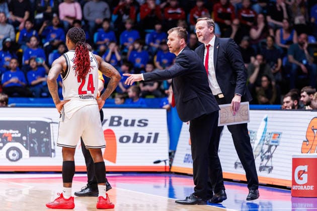 easycredit BBL, Frankfurt Skyliners - BMA365 Bamberg Baskets, 08.03.2026 Headcoach Anton Gavel (BMA365 Bamberg Baskets) im Gespräch mit Cobe Williams (BMA365 Bamberg Baskets, 24) Spiel der easycredit BBL Frankfurt Skyliners - BMA365 Bamberg Baskets; am 23. Spieltag der Saison 25 26 in der Süwag Energie ARENA am 08.03.2026 Copyright: xBEAUTIFULxSPORTS Hahnex