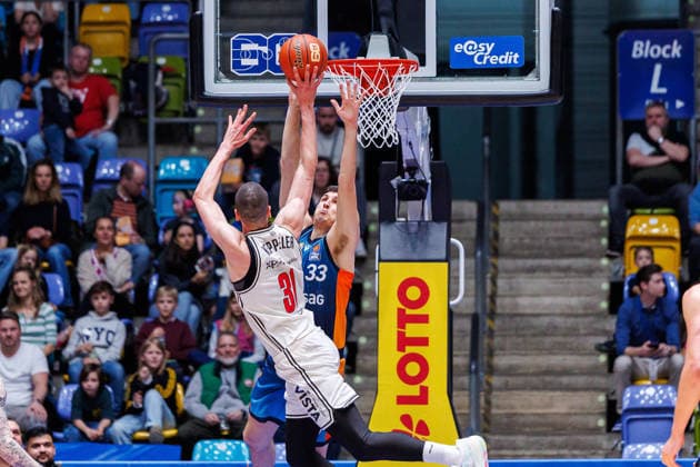 easycredit BBL, Frankfurt Skyliners - BMA365 Bamberg Baskets, 08.03.2026 Ryan Hawkins (Frankfurt Skyliners, 33) blockt einen Wurf von Daniel Keppeler (BMA365 Bamberg Baskets, 31) Spiel der easycredit BBL Frankfurt Skyliners - BMA365 Bamberg Baskets; am 23. Spieltag der Saison 25 26 in der Süwag Energie ARENA am 08.03.2026 Copyright: xBEAUTIFULxSPORTS Hahnex