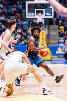 easycredit BBL, Frankfurt Skyliners - BMA365 Bamberg Baskets, 08.03.2026 Isaiah Swope (Frankfurt Skyliners, 1) gegen Richard Balint (BMA365 Bamberg Baskets, 11) Spiel der easycredit BBL Frankfurt Skyliners - BMA365 Bamberg Baskets; am 23. Spieltag der Saison 25 26 in der Süwag Energie ARENA am 08.03.2026 Copyright: xBEAUTIFULxSPORTS Hahnex