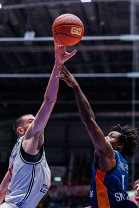 easycredit BBL, Frankfurt Skyliners - BMA365 Bamberg Baskets, 08.03.2026 Daniel Keppeler (BMA365 Bamberg Baskets, 31) blockt einen Wurf von Isaiah Swope (Frankfurt Skyliners, 1) Spiel der easycredit BBL Frankfurt Skyliners - BMA365 Bamberg Baskets; am 23. Spieltag der Saison 25 26 in der Süwag Energie ARENA am 08.03.2026 Copyright: xBEAUTIFULxSPORTS Hahnex