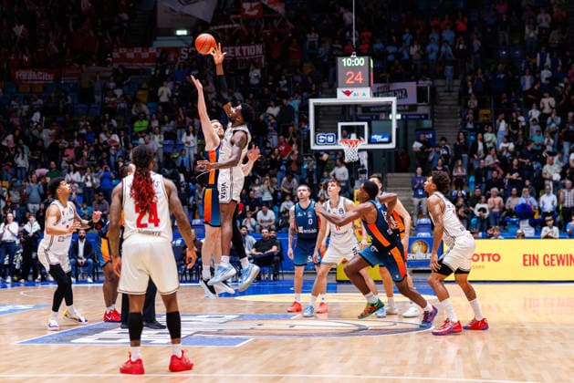 easycredit BBL, Frankfurt Skyliners - BMA365 Bamberg Baskets, 08.03.2026 Tip Off des Spiels Spiel der easycredit BBL Frankfurt Skyliners - BMA365 Bamberg Baskets; am 23. Spieltag der Saison 25 26 in der Süwag Energie ARENA am 08.03.2026 Copyright: xBEAUTIFULxSPORTS Hahnex