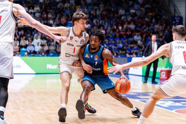 easycredit BBL, Frankfurt Skyliners - BMA365 Bamberg Baskets, 08.03.2026 Isaiah Swope (Frankfurt Skyliners, 1) gegen Zachary Ensminger (BMA365 Bamberg Baskets, 1) Spiel der easycredit BBL Frankfurt Skyliners - BMA365 Bamberg Baskets; am 23. Spieltag der Saison 25 26 in der Süwag Energie ARENA am 08.03.2026 Copyright: xBEAUTIFULxSPORTS Hahnex