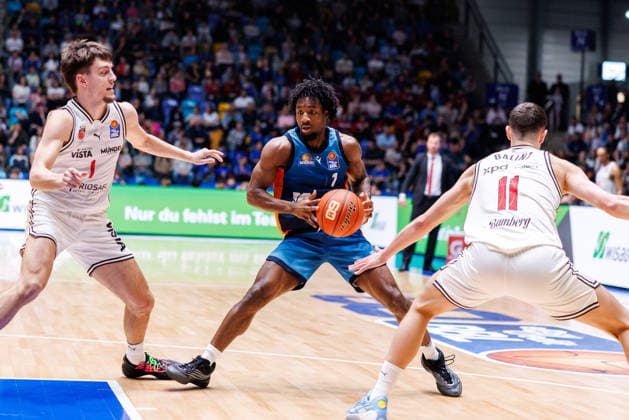easycredit BBL, Frankfurt Skyliners - BMA365 Bamberg Baskets, 08.03.2026 Isaiah Swope (Frankfurt Skyliners, 1) mit Ball gegen Zachary Ensminger (BMA365 Bamberg Baskets, 1) und Richard Balint (BMA365 Bamberg Baskets, 11) Spiel der easycredit BBL Frankfurt Skyliners - BMA365 Bamberg Baskets; am 23. Spieltag der Saison 25 26 in der Süwag Energie ARENA am 08.03.2026 Copyright: xBEAUTIFULxSPORTS Hahnex