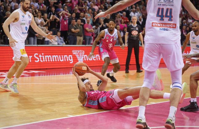 Am Boden: Michael Kessens Telekom Baskets Bonn vs. SYNTAINICS MBC 23. Speiltag - Saison 2025 26