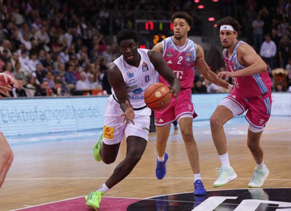 Khyri Thomas (MBC) am Ball neben Alijah Comithier (Bonn) und Michael Kessens (Bonn), Telekom Baskets Bonn vs Syntainics MBC, easyCredit BBL, 23. Spieltag, Telekom Dome Bonn, 08.03.2026.