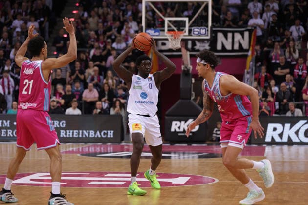 Khyri Thomas (MBC) am Ball neben Joel Aminu (Bonn, L) und Michael Kessens (Bonn), Telekom Baskets Bonn vs Syntainics MBC, easyCredit BBL, 23. Spieltag, Telekom Dome Bonn, 08.03.2026.
