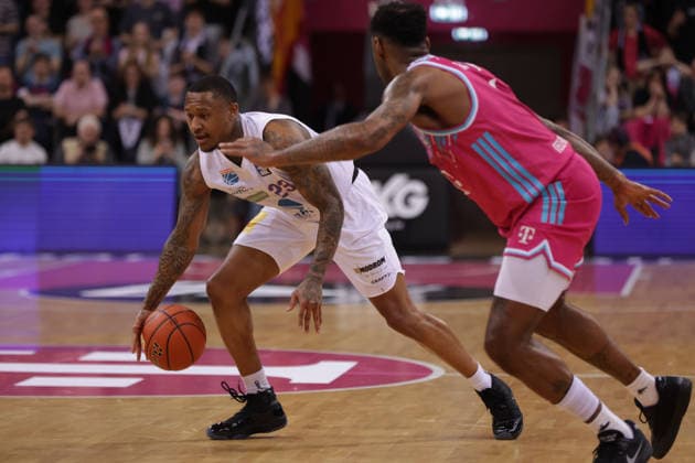 Charles Callison (MBC) am Ball gegen Jeff Garrett (Bonn), Telekom Baskets Bonn vs Syntainics MBC, easyCredit BBL, 23. Spieltag, Telekom Dome Bonn, 08.03.2026.