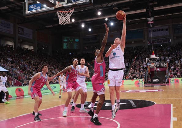 Collin Welp (MBC) am Ball gegen Jeff Garrett (Bonn), Telekom Baskets Bonn vs Syntainics MBC, easyCredit BBL, 23. Spieltag, Telekom Dome Bonn, 08.03.2026.