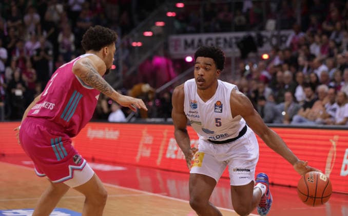 Marcus Foster (MBC) am Ball gegen Alijah Comithier (Bonn), Telekom Baskets Bonn vs Syntainics MBC, easyCredit BBL, 23. Spieltag, Telekom Dome Bonn, 08.03.2026.