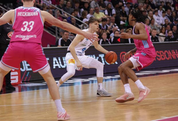 Pertuu Blomgren (MBC) am Ball gegen Jalen Finch (Bonn), Telekom Baskets Bonn vs Syntainics MBC, easyCredit BBL, 23. Spieltag, Telekom Dome Bonn, 08.03.2026.