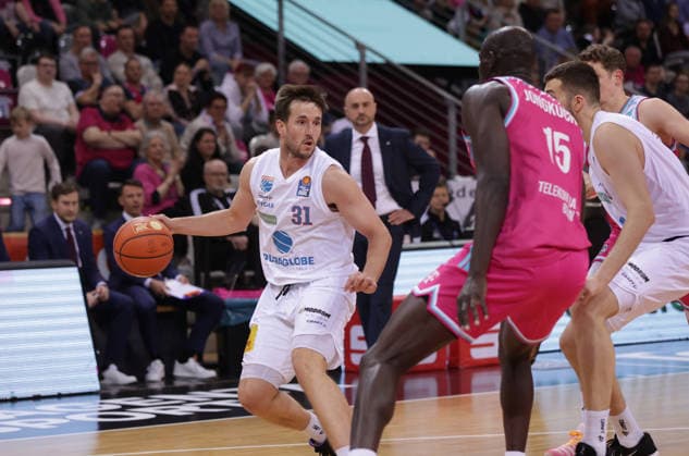 Spencer Reaves (MBC) am Ball gegen Kur Jongkuch (Bonn), Telekom Baskets Bonn vs Syntainics MBC, easyCredit BBL, 23. Spieltag, Telekom Dome Bonn, 08.03.2026.