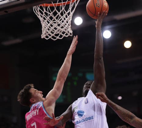 Khyri Thomas (MBC) am Ball gegen Grayson Murphy (Bonn), Telekom Baskets Bonn vs Syntainics MBC, easyCredit BBL, 23. Spieltag, Telekom Dome Bonn, 08.03.2026.