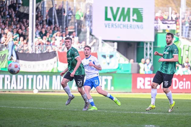 08.03.2026, Fussball, 2. Bundesliga, 25. Spieltag Saison 2025 2026, Preußen Münster - Hertha BSC, Marten Winkler (Hertha BSC) erzielt das Tor zum 1:2, Jano ter Horst (Preußen Münster), Torge Paetow (Preußen Münster) xRHR-FOTO TKx