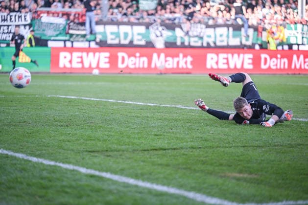 08.03.2026, Fussball, 2. Bundesliga, 25. Spieltag Saison 2025 2026, Preußen Münster - Hertha BSC, Marten Winkler (Hertha BSC) erzielt das Tor zum 1:2, Johannes Schenk (Preußen Münster) schaut hinterher xRHR-FOTO TKx