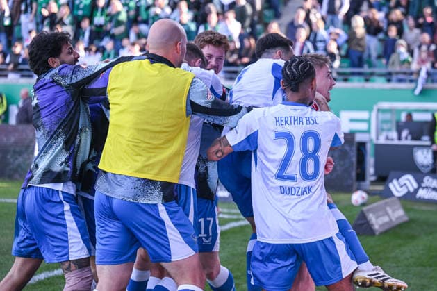 08.03.2026, Fussball, 2. Bundesliga, 25. Spieltag Saison 2025 2026, Preußen Münster - Hertha BSC, Marten Winkler (Hertha BSC) freut sich über das Tor zum 1:2 mit der Mannschaft. xRHR-FOTO TKx