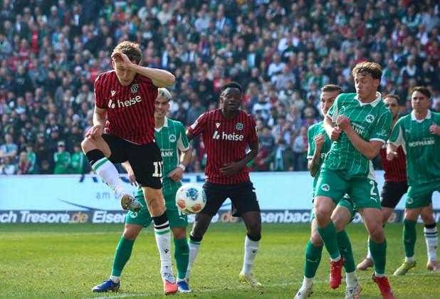 Deutschland: Fussball 2.Bundesliga 2025 2026, 25. Spieltag - Hannover 96 vs SpVgg Greuther Fürth - Heinz von Heiden Arena Stadion (Hannover): Torchance Benedikt Pichler (Hannover 96, 11) Hannover
