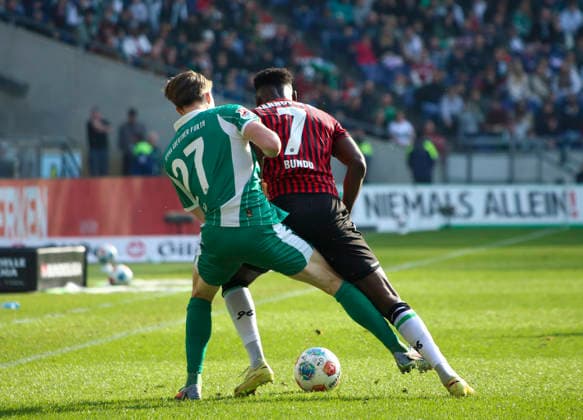 Deutschland: Fussball 2.Bundesliga 2025 2026, 25. Spieltag - Hannover 96 vs SpVgg Greuther Fürth - Heinz von Heiden Arena Stadion (Hannover): im Zweikampf Mustapha Bundu (Hannover 96, 7) Luca Itter (SpVgg Greuther Fürth, 27) Hannover