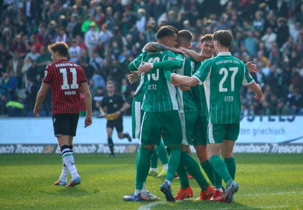 Deutschland: Fussball 2.Bundesliga 2025 2026, 25. Spieltag - Hannover 96 vs SpVgg Greuther Fürth - Heinz von Heiden Arena Stadion (Hannover): Freude, Emotionen, Jubel Luca Itter (SpVgg Greuther Fürth, 27) Felix Klaus (SpVgg Greuther Fürth, 30) Maximilian Dietz (SpVgg Greuther Fürth, 33) Hannover
