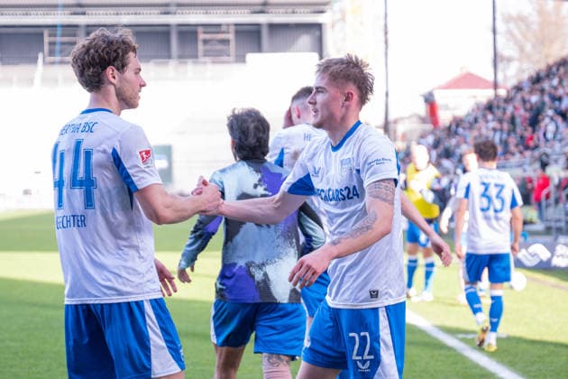 08.03.2026, Fussball, 2. Bundesliga, 25. Spieltag Saison 2025 2026, Preußen Münster - Hertha BSC, Marten Winkler (Hertha BSC) freut sich über das Tor 1:2 mit der Mannschaft, Linus Gechter (Hertha BSC) (l) xRHR-FOTO TKx