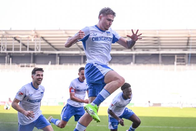 08.03.2026, Fussball, 2. Bundesliga, 25. Spieltag Saison 2025 2026, Preußen Münster - Hertha BSC, Marten Winkler (Hertha BSC) freut sich über das Tor zum 1:2 mit der Mannschaft. xRHR-FOTO TKx