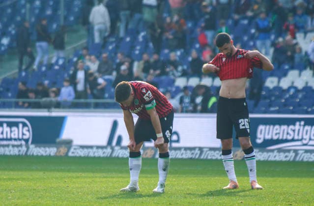 Deutschland: Fussball 2.Bundesliga 2025 2026, 25. Spieltag - Hannover 96 vs SpVgg Greuther Fürth - Heinz von Heiden Arena Stadion (Hannover): Geste, Gestik, Emotion Enzo Leopold (Hannover 96, 8) Waniss TaÃ¯bi Waniss Taibi (Hannover 96, 26) Hannover