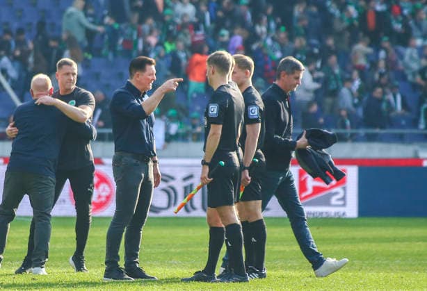 Deutschland: Fussball 2.Bundesliga 2025 2026, 25. Spieltag - Hannover 96 vs SpVgg Greuther Fürth - Heinz von Heiden Arena Stadion (Hannover): Christian Titz (Trainer Hannover 96) 1. Assistent Luca Schlosser 2. Assistent Sebastian Hilsberg Hannover