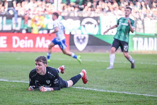 08.03.2026, Fussball, 2. Bundesliga, 25. Spieltag Saison 2025 2026, Preußen Münster - Hertha BSC, Marten Winkler (Hertha BSC) erzielt das Tor zum 1:2, Johannes Schenk (Preußen Münster) schaut hinterher xRHR-FOTO TKx
