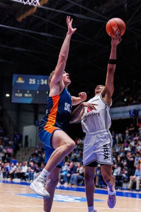 easycredit BBL, Frankfurt Skyliners - BMA365 Bamberg Baskets, 08.03.2026 Austin Crowley (BMA365 Bamberg Baskets, 85) mit einem Korbleger gegen Jacob Holt (Frankfurt Skyliners, 10) Spiel der easycredit BBL Frankfurt Skyliners - BMA365 Bamberg Baskets; am 23. Spieltag der Saison 25 26 in der Süwag Energie ARENA am 08.03.2026 Copyright: xBEAUTIFULxSPORTS Hahnex