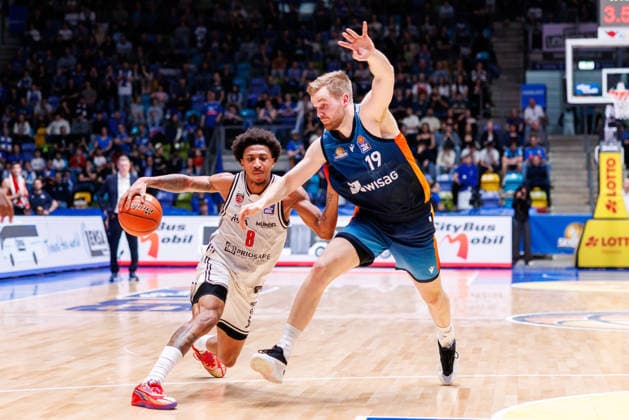 easycredit BBL, Frankfurt Skyliners - BMA365 Bamberg Baskets, 08.03.2026 Demarcus Demonia (BMA365 Bamberg Baskets, 8) mit Ball gegen Till Pape (Frankfurt Skyliners, 19) Spiel der easycredit BBL Frankfurt Skyliners - BMA365 Bamberg Baskets; am 23. Spieltag der Saison 25 26 in der Süwag Energie ARENA am 08.03.2026 Copyright: xBEAUTIFULxSPORTS Hahnex