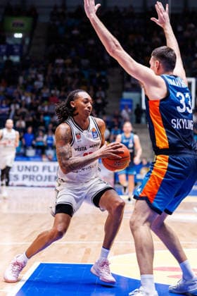 easycredit BBL, Frankfurt Skyliners - BMA365 Bamberg Baskets, 08.03.2026 Austin Crowley (BMA365 Bamberg Baskets, 85) mit Ball gegen Ryan Hawkins (Frankfurt Skyliners, 33) Spiel der easycredit BBL Frankfurt Skyliners - BMA365 Bamberg Baskets; am 23. Spieltag der Saison 25 26 in der Süwag Energie ARENA am 08.03.2026 Copyright: xBEAUTIFULxSPORTS Hahnex