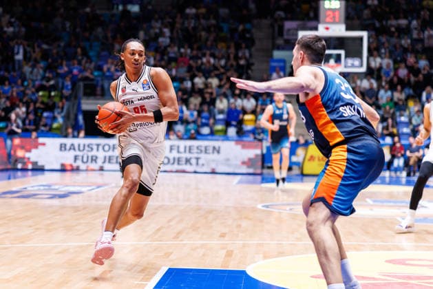 easycredit BBL, Frankfurt Skyliners - BMA365 Bamberg Baskets, 08.03.2026 Austin Crowley (BMA365 Bamberg Baskets, 85) mint Ball gegen Ryan Hawkins (Frankfurt Skyliners, 33) Spiel der easycredit BBL Frankfurt Skyliners - BMA365 Bamberg Baskets; am 23. Spieltag der Saison 25 26 in der Süwag Energie ARENA am 08.03.2026 Copyright: xBEAUTIFULxSPORTS Hahnex