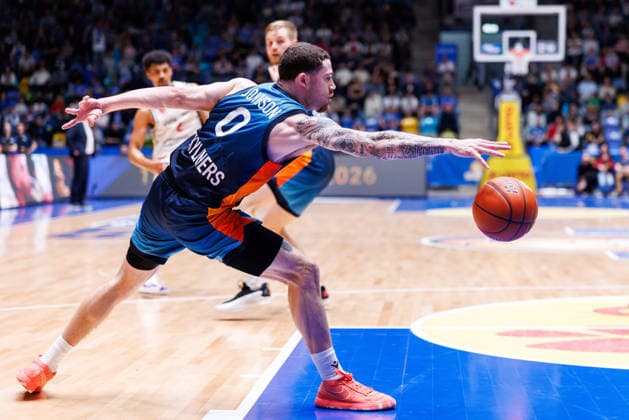 easycredit BBL, Frankfurt Skyliners - BMA365 Bamberg Baskets, 08.03.2026 Logan Johnson (Frankfurt Skyliners, 0) streckt sich nach einem Ball Spiel der easycredit BBL Frankfurt Skyliners - BMA365 Bamberg Baskets; am 23. Spieltag der Saison 25 26 in der Süwag Energie ARENA am 08.03.2026 Copyright: xBEAUTIFULxSPORTS Hahnex
