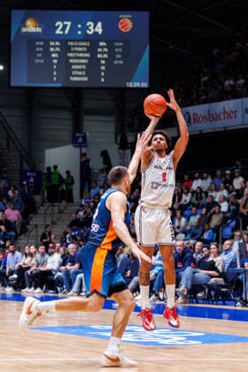 easycredit BBL, Frankfurt Skyliners - BMA365 Bamberg Baskets, 08.03.2026 Demarcus Demonia (BMA365 Bamberg Baskets, 8) mit einem Dreier gegen Radii Caisin (Frankfurt Skyliners, 16) Spiel der easycredit BBL Frankfurt Skyliners - BMA365 Bamberg Baskets; am 23. Spieltag der Saison 25 26 in der Süwag Energie ARENA am 08.03.2026 Copyright: xBEAUTIFULxSPORTS Hahnex