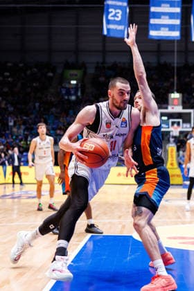 easycredit BBL, Frankfurt Skyliners - BMA365 Bamberg Baskets, 08.03.2026 Daniel Keppeler (BMA365 Bamberg Baskets, 31) mit Ball gegen Logan Johnson (Frankfurt Skyliners, 0) Spiel der easycredit BBL Frankfurt Skyliners - BMA365 Bamberg Baskets; am 23. Spieltag der Saison 25 26 in der Süwag Energie ARENA am 08.03.2026 Copyright: xBEAUTIFULxSPORTS Hahnex
