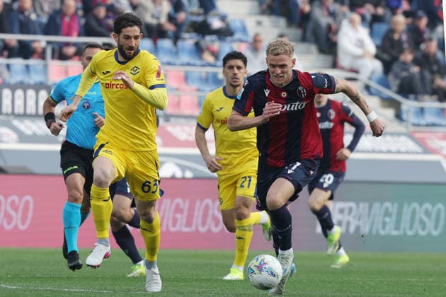 Bologna™s Jens Odgaard fight for the ball with Verona™s Roberto Gagliardini during the Serie A soccer match between Bologna and Verona at the Renato Dall™Ara Stadium in Bologna - Sunday, March 8, 2026. - Soccer .  Copyright: xGiannixSantandrea LaPressex