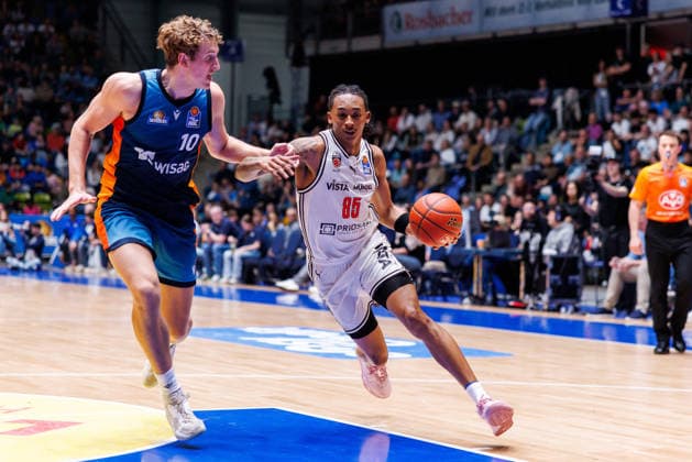 easycredit BBL, Frankfurt Skyliners - BMA365 Bamberg Baskets, 08.03.2026 Austin Crowley (BMA365 Bamberg Baskets, 85) mit Ball gegen Jacob Holt (Frankfurt Skyliners, 10) Spiel der easycredit BBL Frankfurt Skyliners - BMA365 Bamberg Baskets; am 23. Spieltag der Saison 25 26 in der Süwag Energie ARENA am 08.03.2026 Copyright: xBEAUTIFULxSPORTS Hahnex