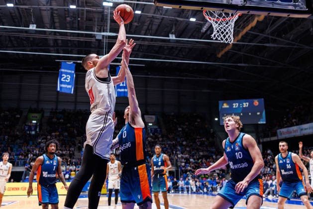 easycredit BBL, Frankfurt Skyliners - BMA365 Bamberg Baskets, 08.03.2026 Daniel Keppeler (BMA365 Bamberg Baskets, 31) mit einem Wurf am Brett gegen Logan Johnson (Frankfurt Skyliners, 0) Spiel der easycredit BBL Frankfurt Skyliners - BMA365 Bamberg Baskets; am 23. Spieltag der Saison 25 26 in der Süwag Energie ARENA am 08.03.2026 Copyright: xBEAUTIFULxSPORTS Hahnex