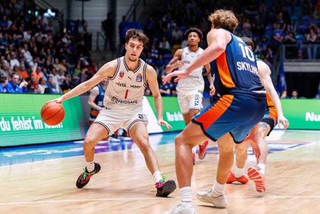 easycredit BBL, Frankfurt Skyliners - BMA365 Bamberg Baskets, 08.03.2026 Zachary Ensminger (BMA365 Bamberg Baskets, 1) mit Ball gegen Jacob Holt (Frankfurt Skyliners, 10) Spiel der easycredit BBL Frankfurt Skyliners - BMA365 Bamberg Baskets; am 23. Spieltag der Saison 25 26 in der Süwag Energie ARENA am 08.03.2026 Copyright: xBEAUTIFULxSPORTS Hahnex