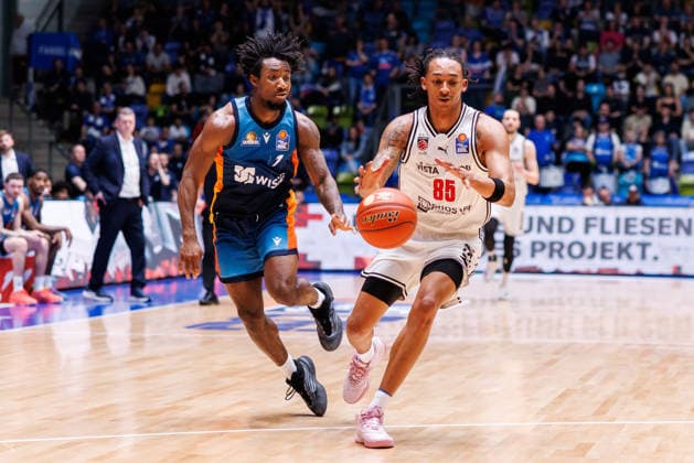 easycredit BBL, Frankfurt Skyliners - BMA365 Bamberg Baskets, 08.03.2026 Austin Crowley (BMA365 Bamberg Baskets, 85) mit Ball gegen Isaiah Swope (Frankfurt Skyliners, 1) Spiel der easycredit BBL Frankfurt Skyliners - BMA365 Bamberg Baskets; am 23. Spieltag der Saison 25 26 in der Süwag Energie ARENA am 08.03.2026 Copyright: xBEAUTIFULxSPORTS Hahnex