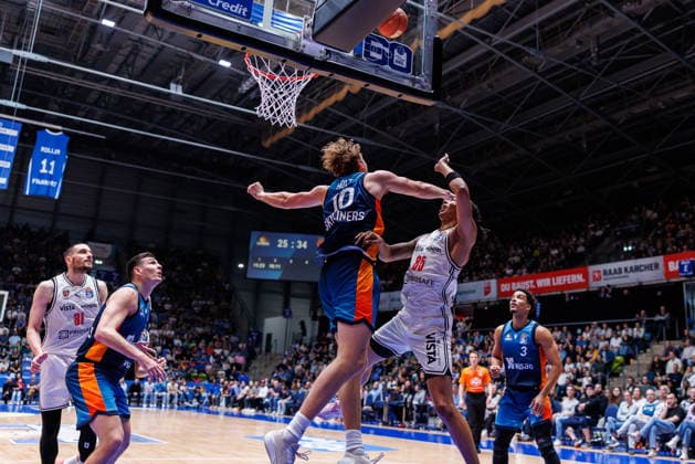 easycredit BBL, Frankfurt Skyliners - BMA365 Bamberg Baskets, 08.03.2026 Jacob Holt (Frankfurt Skyliners, 10) blockt einen Korbleger von Austin Crowley (BMA365 Bamberg Baskets, 85) Spiel der easycredit BBL Frankfurt Skyliners - BMA365 Bamberg Baskets; am 23. Spieltag der Saison 25 26 in der Süwag Energie ARENA am 08.03.2026 Copyright: xBEAUTIFULxSPORTS Hahnex
