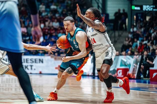 Logan Johnson (Skyliners Frankfurt, 0), Cobe Wiiams (Bamberg Baskets, 24) GER, Skyliners Frankfurt vs. Bamberg Baskets, Basketball, easycredit BBL, Bundesliga, 23 Spieltag, Saison 2025 2026. 08.03.2026 Eibner-Pressefoto Attila Ziga GER, Skyliners Frankfurt vs. Bamberg Baskets, Basketball, easycredit BBL, Bundesliga, 23 Spieltag, Saison 2025 2026. 08.03.2026 Frankfurt am Main Copyright: xEibner-Pressefotox EP_AZA