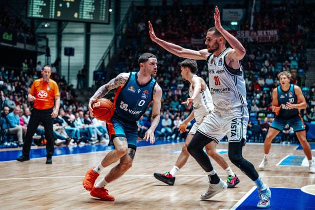 Logan Johnson (Skyliners Frankfurt, 0), Daniel Keppeler (Bamberg Baskets, 31) GER, Skyliners Frankfurt vs. Bamberg Baskets, Basketball, easycredit BBL, Bundesliga, 23 Spieltag, Saison 2025 2026. 08.03.2026 Eibner-Pressefoto Attila Ziga GER, Skyliners Frankfurt vs. Bamberg Baskets, Basketball, easycredit BBL, Bundesliga, 23 Spieltag, Saison 2025 2026. 08.03.2026 Frankfurt am Main Copyright: xEibner-Pressefotox EP_AZA