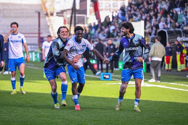 08.03.2026, Fussball, 2. Bundesliga, 25. Spieltag Saison 2025 2026, Preußen Münster - Hertha BSC, Fabian Reese (Hertha BSC) feiert Boris Mamuzah Lum (Hertha BSC) mit Kevin Sessa (Hertha BSC) zusammen xRHR-FOTO TKx