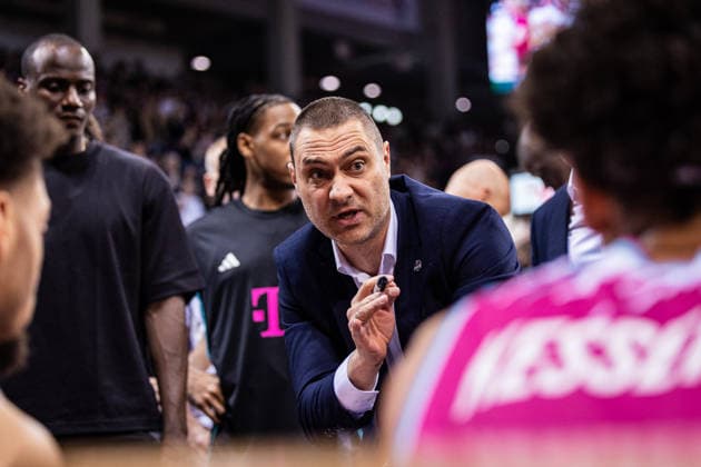 easyCredit Basketball Bundesliga, Telekom Baskets Bonn vs. Syntainics MBC, 08.03.2026 Marko Stankovic (Telekom Baskets Bonn Head Coach) in der Auszeit - easyCredit Basketball Bundesliga, Telekom Baskets Bonn vs. Syntainics MBC, 08.03.2026, Telekom Dome Bonn Copyright: xBEAUTIFULxSPORTS Derixx