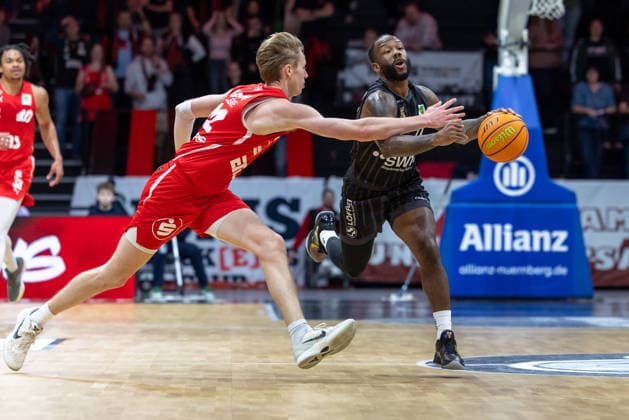 Jordan Nathaniel Johnson (Tigers Tuebingen, 11) beim Konter, wird gefoult von Trevor Baskin (Nuernberg Falcons, 22) GER, Nuernberg Falcons vs. Tigers Tuebingen, Basketball, BARMER 2. Bundesliga, Pro A, Saison 2025 2026, 26. Spieltag, 08.03.2026 GER, Nuernberg Falcons vs. Tigers Tuebingen, Basketball, BARMER 2. Bundesliga, Pro A, Saison 2025 2026, 26. Spieltag, 08.03.2026 Nuernberg Copyright: xEibner-Pressefoto ArdanxFuessmanx EP_AFN