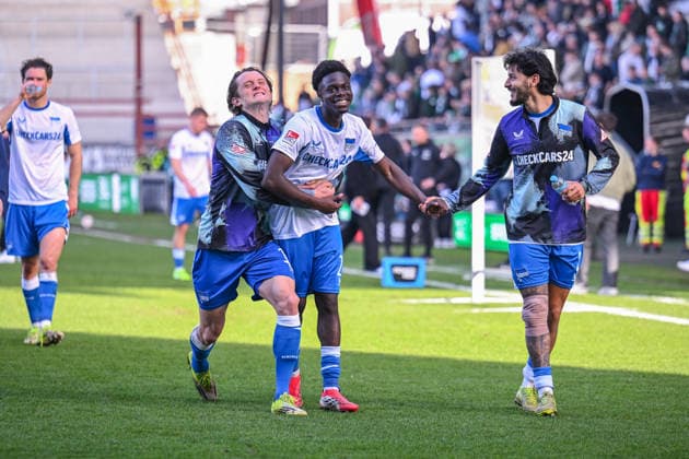 08.03.2026, Fussball, 2. Bundesliga, 25. Spieltag Saison 2025 2026, Preußen Münster - Hertha BSC, Fabian Reese (Hertha BSC) feiert Boris Mamuzah Lum (Hertha BSC) mit Kevin Sessa (Hertha BSC) zusammen xRHR-FOTO TKx