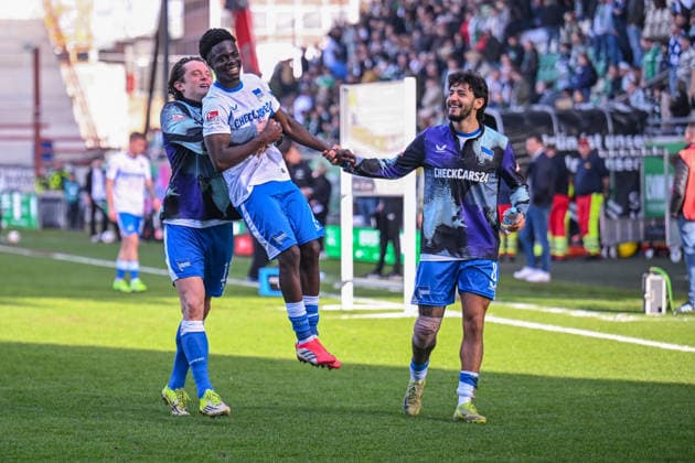 08.03.2026, Fussball, 2. Bundesliga, 25. Spieltag Saison 2025 2026, Preußen Münster - Hertha BSC, Fabian Reese (Hertha BSC) feiert Boris Mamuzah Lum (Hertha BSC) mit Kevin Sessa (Hertha BSC) zusammen xRHR-FOTO TKx